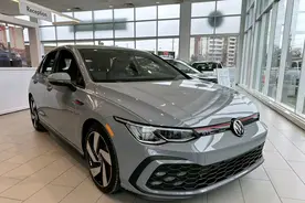 大众高尔夫GTI闪亮登场，水泥灰色金属漆面就是帅气图片