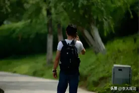 老汉砍树瘸了腿，为了不拖累孙子选择放弃治疗，结局很暖心图片