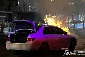 伊宁一轿车自燃，3名快递小哥拎着灭火器冲上前图片