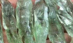 黄胶花水晶 和 发晶 能量比较 黄胶花水晶和黄水晶的区别