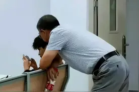 伤害性不大，侮辱性极强！网友：阿姨，你被胁迫了就眨眨眼图片