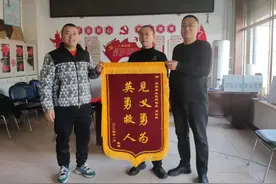穿越人群飞奔救人的小伙，有个特殊身份！图片