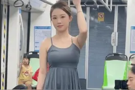 毁三观，上海地铁惊现不堪一幕，这位女子穿着实在太尴尬了图片