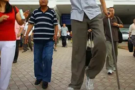2.36米巨人鲍喜顺：不听医生劝告执意生下儿子，今生活究竟如何？图片