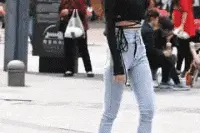 小姐姐啊，好端端的一个背，为啥非要拔罐呢？多影响美观啊！图片