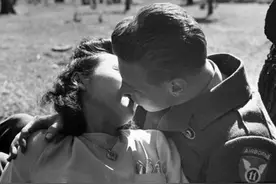 二战美军占领巴黎后，军纪有多差？对待法国女人行径恶劣图片