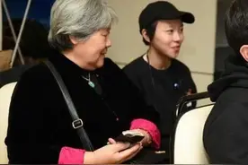 窦靖童接奶奶过来养老，住在王菲名下豪宅十余年，祖孙俩生活温馨图片