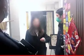 女子凌晨叫师傅上门开锁，却以没有营业执照为理由耍赖不给钱图片