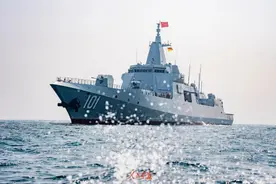 央视首次公开！055“南昌”舰直面美军航母，遭到战机俯冲威胁？图片