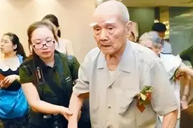 02年台湾老兵回江苏探亲，喝醉酒说漏嘴，女儿：您是共产党的兵？图片