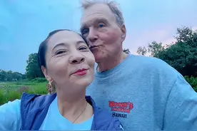 南京60岁大妈网恋79岁美国老头，每月都能收到零花钱，已经奔现了图片