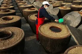 茅台原董事长季克良：24年喝了两吨茅台酒！一箱竟卖出2.4万多元图片