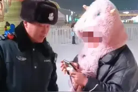 冰城民警执勤捡到手提包，迅速寻找失主后“完璧归赵”图片