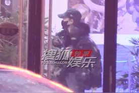 李一桐和朋友聚餐 饭后一直笑呵呵地聊天心情超好图片