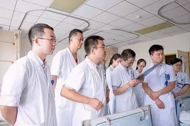 在大医院的医生中哪个科室的平均工资最高？图片