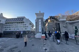 北大回应副教授“跨栏”入校争议，大学校门何时向公众敞开?图片