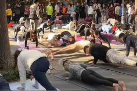 1段“上海街头尴尬视频”引群嘲：新型洗脑，正在祸害中国年轻人图片