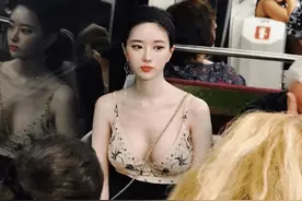 公交车上偶遇一位大美女，我瞬间就陷入了爱情旋涡！爱情来了！图片