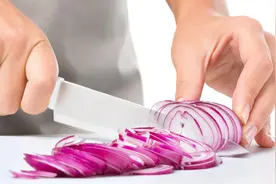 洋葱不仅抗癌，还能降压降脂？洋葱是生吃好还是熟吃好？答案来了图片