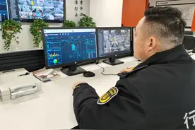 乘客网约车上落手机 执法人员帮忙1小时内找回图片