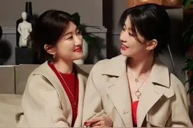 乔欣晒和姐姐乔雪合照，二人长相相似，似双生姐妹花。图片