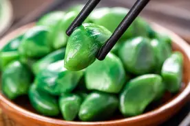 腌腊八蒜时，直接加醋是大错！牢记“3要4不要”，2天就变绿，又脆又香不烧心！图片