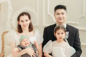 四川小伙爱上战斗民族姑娘，苦苦追求7年，“连哄带骗”娶回家！图片