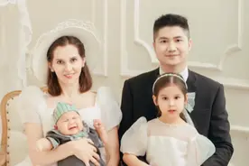四川小伙爱上战斗民族姑娘，苦苦追求7年，“连哄带骗”娶回家！图片