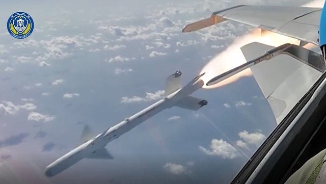 南部战区海航实弹训练！大方展示歼-11BHG发射PL-10命中目标画面