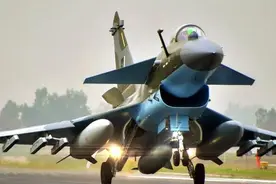 史上最强对手！歼-10C远赴卡塔尔，将与“台风”战机对决能赢吗？图片