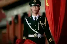 升旗手张自轩12年军旅退役了，安置新工作，的确了不起图片