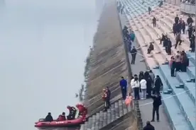 情侣疑吵架双双跳河身亡，警方回应：两人遗体均已打捞上岸，原因调查中图片