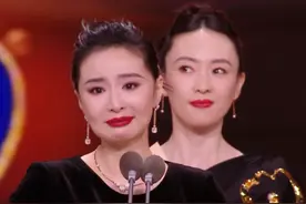微博之夜奖项出炉！杨幂获公益奖遭质疑，全程分猪肉尽显人情冷暖图片