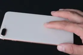 为什么手机放桌上屏幕要朝下？今天才知道，以后别再放错了图片