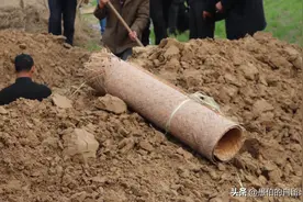 父亲出殡那天，村里人都不肯帮忙，让我们三兄弟出尽了洋相！图片