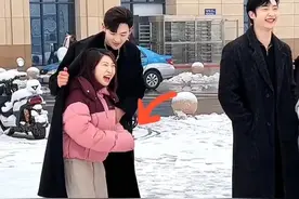 妻子跟男模合影笑得合不拢嘴，老公吃醋：她十年没这么笑过图片