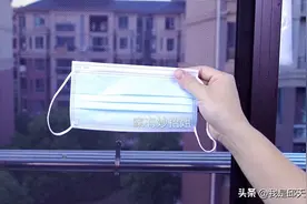 家里的纱窗不管多脏多黑，用上1个口罩，不拆不卸，也能干净如新图片