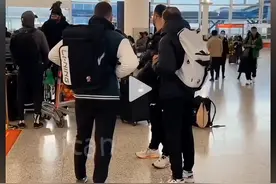 辽篮从杭州回沈阳，莫兰德和弗格聊天，付豪坐头等舱，乌戈经济舱图片
