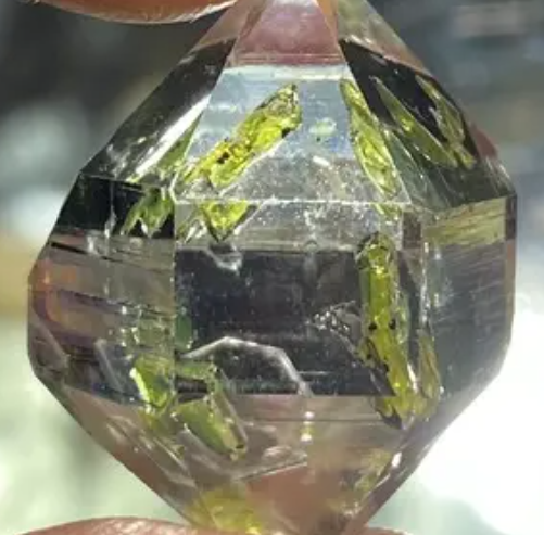 黄胶花水晶 和 发晶 能量比较 黄胶花水晶和黄水晶的区别