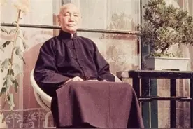 蒋介石晚年悔恨不已，日记反思：最大失策，没把精锐部队撤出东北图片