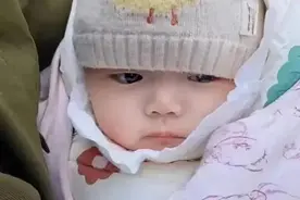 四川弃婴后续，多位网友想要领养，孩子身体健康，眼神让人心疼图片