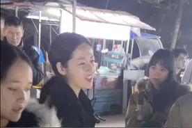 糖葫芦事件后续：小姐姐出摊，路口警车执勤，后面的黑衣男亮眼了图片