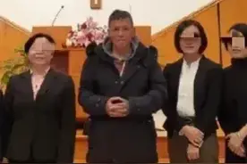 流浪博士孙卫东新动态，与复旦校友合影居C位，气场弱略显拘谨图片