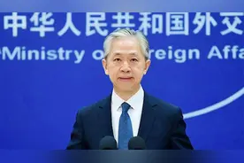 大批中国留学生遭遣返，只因一张军训照，就被指“与解放军有关”图片