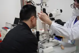 告别“花花世界”，选择老花眼手术重回“20岁”眼睛图片