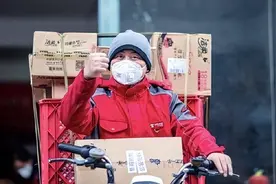 京东001号快递员金宜财：死心塌地送快递14年，刘强东给了他什么图片