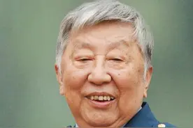 阎肃：一生写上千部作品，唯独没写遗嘱，去世后妻子儿子对簿公堂图片