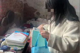 案上摆满书籍、目标考上孟津一高 洛阳15岁爱读书女孩新年心愿：想要一个大书包图片