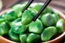 腌腊八蒜，不能直接加醋泡，牢记3个诀窍，7天就变绿，脆爽入味图片