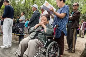 母亲今年的生病住院，让我对即将到来的老年生活充满恐惧图片